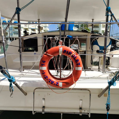 Catamarán atracado en Puerto Marina, Benalmádena