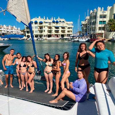 Amigos disfrutando de un paseo en catamarán