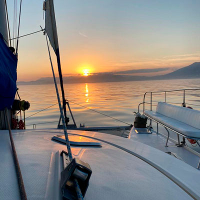 Puesta de sol con vistas desde el mar a la costa de Benalmádena