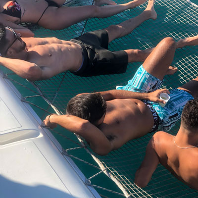 Chicos tomando el sol en el barco