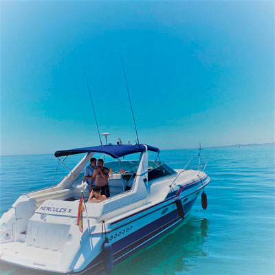 Yate en el mar de Benalmádena