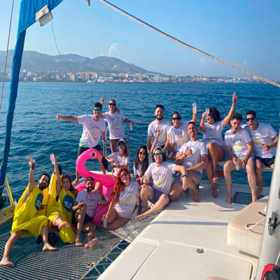 Amigos celebrando una fiesta en el catamarán