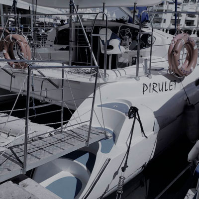 Catamarán atracado en Puerto Marina, Benalmádena