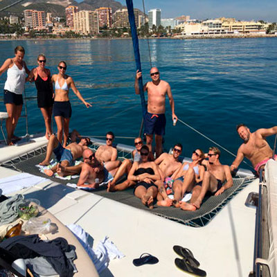 Amigos tomando el sol en el catamarán
