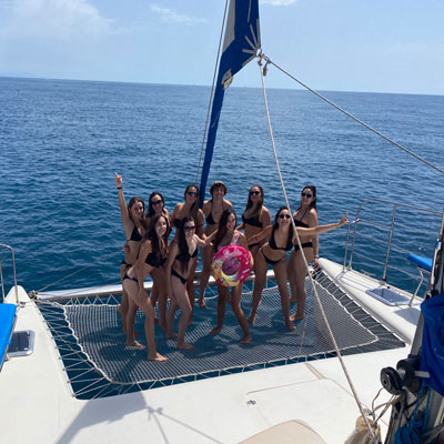 Grupo de amigas disfrutanto de un paseo en catamarán