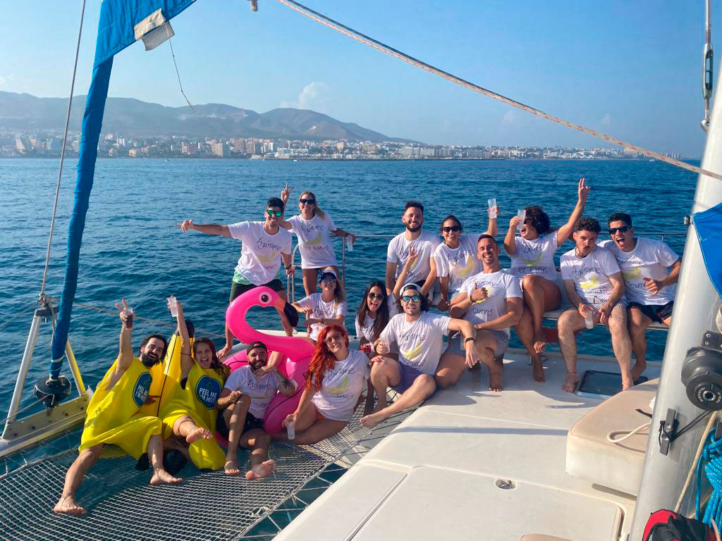 Grupo de amigos celebrando una fiesta en un catamarán