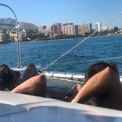 Amigos tomando el sol en el catamarán