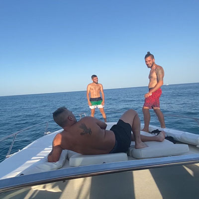 Amigos disfrutando de un paseo en catamarán