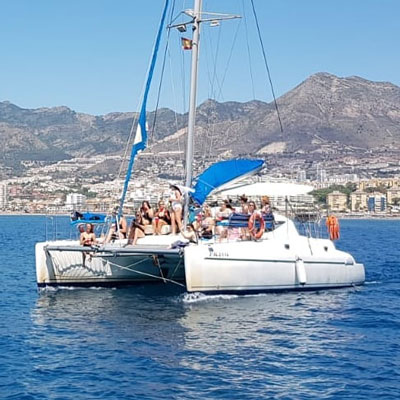 Catamarán en el mar de Benalmádena