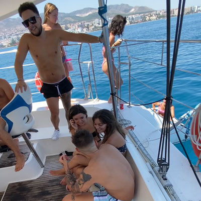 Amigos disfrutando de una fiesta en el yate