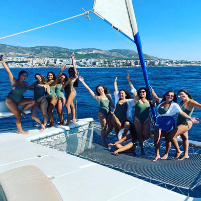Amigas disfrutando de un paseo en el catamarán