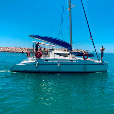 Catamarán en el mar de Benalmádena