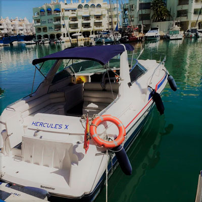 Yate atracado en Puerto Marina, Benalmádena