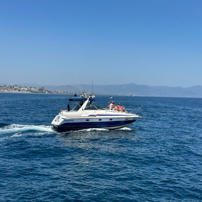 Catamarán navegando en el mar