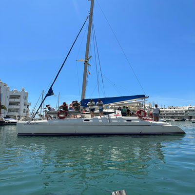 Catamarán en Puerto Marina