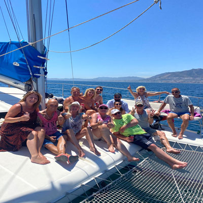 Un grupo de amigos disfrutando en el catamarán